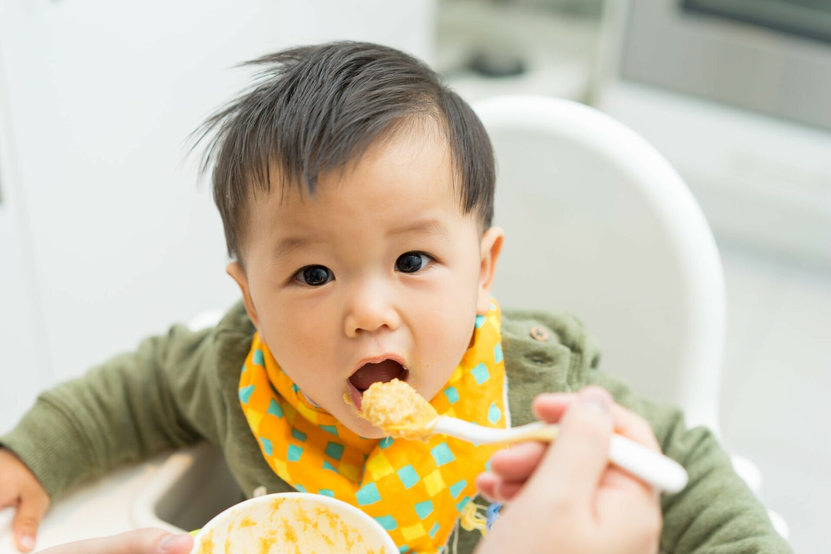 Bébé asiatique mange sa purée